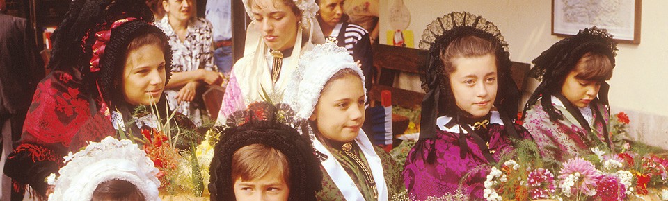 Donne indossano il costume tradizionale dell'Alta Val Chisone
