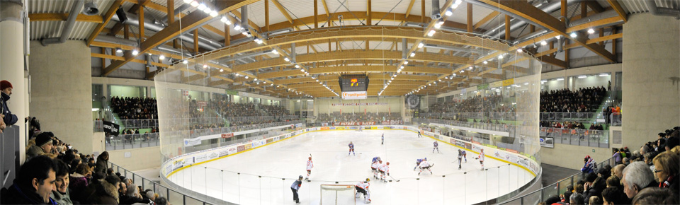 Il Palaghiaccio Olimpico Cotta Morandini di Torre Pellice durante una partita di hockey su ghiaccio